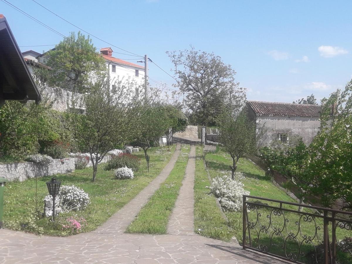 Apartma Oddih Dutovlje Экстерьер фото